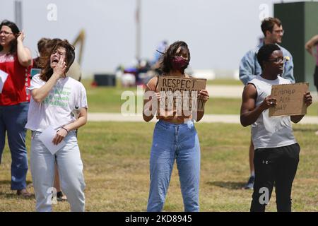 Ein Protestor Hold ist ein Zeichen mit der Aufschrift „Respect Indigenous Sovereignty“ auf einer Demonstration gegen Enbridges Expansion auf heiliges Land am 23.. April 2022. (Foto von Reginald Mathalone/NurPhoto) Stockfoto