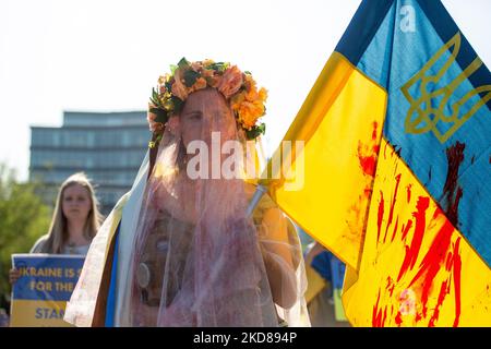 Isagus Toche, ein Künstler aus Kiew, Ukraine, steht während einer Demonstration am 23. April 2022 vor dem Weißen Haus (Foto: Bryan Olin Dozier/NurPhoto) Stockfoto