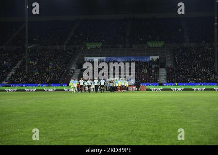 Spieler beider Teams, die mit der ukrainischen Flagge für das Friedensspiel zwischen CFR Cluj und FC Dynamo Kiew, Dr. Constantin Radulescu Stadium, Cluj-Napoca, Rumänien, 20. April 2022 auf den Platz kommen (Foto: Flaviu Buboi/NurPhoto) Stockfoto