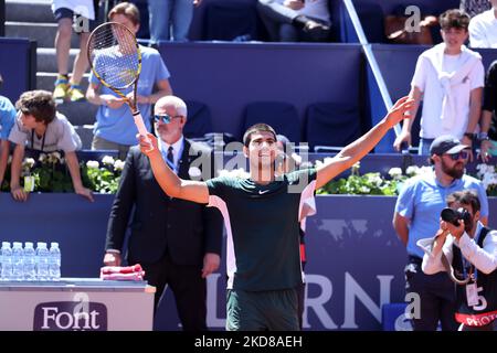 Carlos Alcaraz während der Wiederaufnahme des Spiels gegen Alex De Minaur, das dem Halbfinale des Barcelona Open Banc Sabadell Tennisturniers, 69. Conde de Godo Trophy, am 24.. April 2022 in Barcelona entspricht. (Foto von Joan Valls/Urbanandsport/NurPhoto) Stockfoto