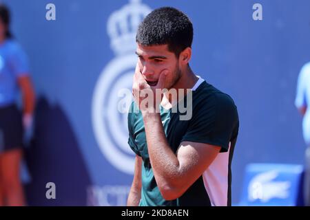 Carlos Alcaraz während der Wiederaufnahme des Spiels gegen Alex De Minaur, das dem Halbfinale des Barcelona Open Banc Sabadell Tennisturniers, 69. Conde de Godo Trophy, am 24.. April 2022 in Barcelona entspricht. (Foto von Joan Valls/Urbanandsport/NurPhoto) Stockfoto