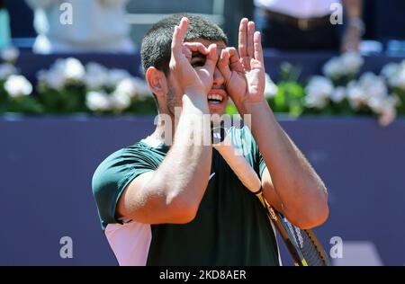 Carlos Alcaraz während der Wiederaufnahme des Spiels gegen Alex De Minaur, das dem Halbfinale des Barcelona Open Banc Sabadell Tennisturniers, 69. Conde de Godo Trophy, am 24.. April 2022 in Barcelona entspricht. (Foto von Joan Valls/Urbanandsport/NurPhoto) Stockfoto