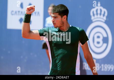 Carlos Alcaraz während der Wiederaufnahme des Spiels gegen Alex De Minaur, das dem Halbfinale des Barcelona Open Banc Sabadell Tennisturniers, 69. Conde de Godo Trophy, am 24.. April 2022 in Barcelona entspricht. (Foto von Joan Valls/Urbanandsport/NurPhoto) Stockfoto