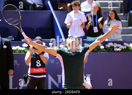 Carlos Alcaraz während der Wiederaufnahme des Spiels gegen Alex De Minaur, das dem Halbfinale des Barcelona Open Banc Sabadell Tennisturniers, 69. Conde de Godo Trophy, am 24.. April 2022 in Barcelona entspricht. (Foto von Joan Valls/Urbanandsport/NurPhoto) Stockfoto