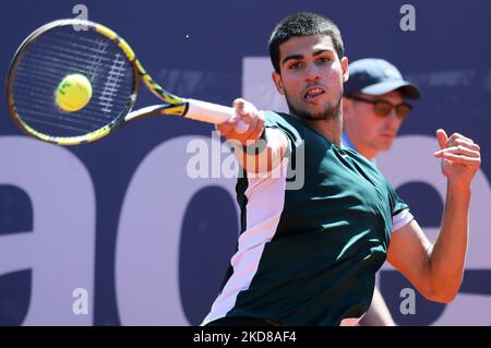 Carlos Alcaraz während der Wiederaufnahme des Spiels gegen Alex De Minaur, das dem Halbfinale des Barcelona Open Banc Sabadell Tennisturniers, 69. Conde de Godo Trophy, am 24.. April 2022 in Barcelona entspricht. (Foto von Joan Valls/Urbanandsport/NurPhoto) Stockfoto