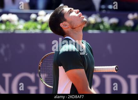 Carlos Alcaraz während der Wiederaufnahme des Spiels gegen Alex De Minaur, das dem Halbfinale des Barcelona Open Banc Sabadell Tennisturniers, 69. Conde de Godo Trophy, am 24.. April 2022 in Barcelona entspricht. (Foto von Joan Valls/Urbanandsport/NurPhoto) Stockfoto