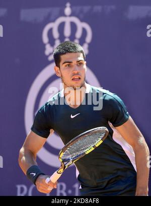 Carlos Alcaraz während der Wiederaufnahme des Spiels gegen Alex De Minaur, das dem Halbfinale des Barcelona Open Banc Sabadell Tennisturniers, 69. Conde de Godo Trophy, am 24.. April 2022 in Barcelona entspricht. (Foto von Joan Valls/Urbanandsport/NurPhoto) Stockfoto