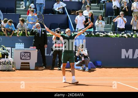 Carlos Alcaraz während der Wiederaufnahme des Spiels gegen Alex De Minaur, das dem Halbfinale des Barcelona Open Banc Sabadell Tennisturniers, 69. Conde de Godo Trophy, am 24.. April 2022 in Barcelona entspricht. (Foto von Joan Valls/Urbanandsport/NurPhoto) Stockfoto