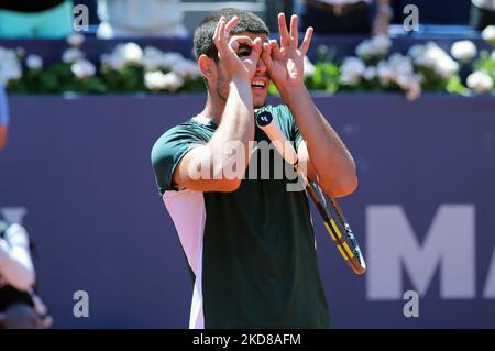 Carlos Alcaraz während der Wiederaufnahme des Spiels gegen Alex De Minaur, das dem Halbfinale des Barcelona Open Banc Sabadell Tennisturniers, 69. Conde de Godo Trophy, am 24.. April 2022 in Barcelona entspricht. (Foto von Joan Valls/Urbanandsport/NurPhoto) Stockfoto