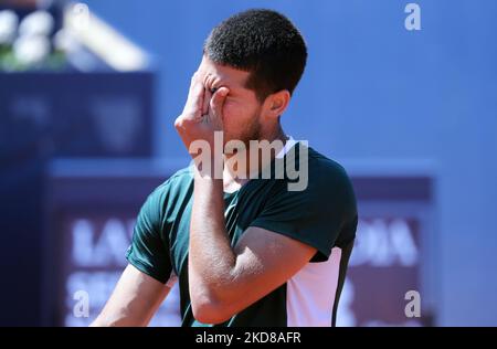 Carlos Alcaraz während der Wiederaufnahme des Spiels gegen Alex De Minaur, das dem Halbfinale des Barcelona Open Banc Sabadell Tennisturniers, 69. Conde de Godo Trophy, am 24.. April 2022 in Barcelona entspricht. (Foto von Joan Valls/Urbanandsport/NurPhoto) Stockfoto
