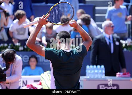 Carlos Alcaraz während der Wiederaufnahme des Spiels gegen Alex De Minaur, das dem Halbfinale des Barcelona Open Banc Sabadell Tennisturniers, 69. Conde de Godo Trophy, am 24.. April 2022 in Barcelona entspricht. (Foto von Joan Valls/Urbanandsport/NurPhoto) Stockfoto