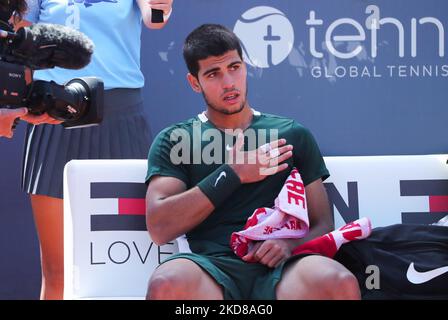 Carlos Alcaraz während der Wiederaufnahme des Spiels gegen Alex De Minaur, das dem Halbfinale des Barcelona Open Banc Sabadell Tennisturniers, 69. Conde de Godo Trophy, am 24.. April 2022 in Barcelona entspricht. (Foto von Joan Valls/Urbanandsport/NurPhoto) Stockfoto