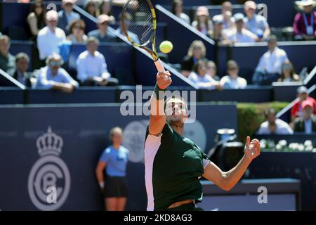 Carlos Alcaraz während der Wiederaufnahme des Spiels gegen Alex De Minaur, das dem Halbfinale des Barcelona Open Banc Sabadell Tennisturniers, 69. Conde de Godo Trophy, am 24.. April 2022 in Barcelona entspricht. (Foto von Joan Valls/Urbanandsport/NurPhoto) Stockfoto