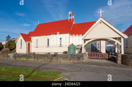 Die anglikanische Kirche in Shannon, Neuseeland, mit einem roten Dach und weißen Wänden, die in der Wintersonne leuchten Stockfoto