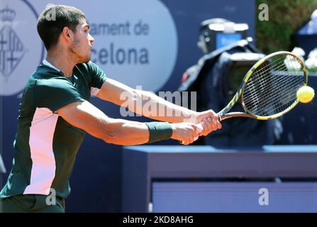 Carlos Alcaraz während der Wiederaufnahme des Spiels gegen Alex De Minaur, das dem Halbfinale des Barcelona Open Banc Sabadell Tennisturniers, 69. Conde de Godo Trophy, am 24.. April 2022 in Barcelona entspricht. (Foto von Joan Valls/Urbanandsport/NurPhoto) Stockfoto