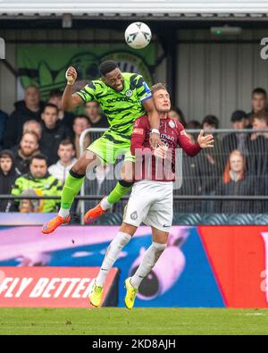 Forest Green Captain Jamille Matt fordert die South Shields Gary Liddle während der FA Cup 1. Runde zwischen South Shields und Forest Green Rovers am Samstag, den 5.. November 2022 im Mariners Park, South Shields, heraus. (Kredit: Craig McNair | MI News) Kredit: MI Nachrichten & Sport /Alamy Live News Stockfoto