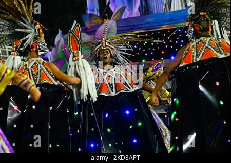 Mitglieder der Samba-Schule Paraiso do Tuiuti treten am 23. April 2022 bei der Karnevalsparade 2022 in Rio de Janeiro, Brasilien, im Marques de Sapucai Sambadrome auf. (Foto von Andre Borges/NurPhoto) Stockfoto