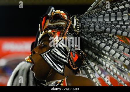 Mitglieder der Samba-Schule Paraiso do Tuiuti treten am 23. April 2022 bei der Karnevalsparade 2022 in Rio de Janeiro, Brasilien, im Marques de Sapucai Sambadrome auf. (Foto von Andre Borges/NurPhoto) Stockfoto