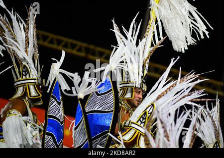 Mitglieder der Samba-Schule Paraiso do Tuiuti treten am 23. April 2022 bei der Karnevalsparade 2022 in Rio de Janeiro, Brasilien, im Marques de Sapucai Sambadrome auf. (Foto von Andre Borges/NurPhoto) Stockfoto