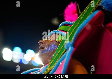 Mitglieder der Samba-Schule Paraiso do Tuiuti treten am 23. April 2022 bei der Karnevalsparade 2022 in Rio de Janeiro, Brasilien, im Marques de Sapucai Sambadrome auf. (Foto von Andre Borges/NurPhoto) Stockfoto