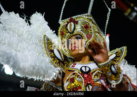 Mitglieder der Samba-Schule Paraiso do Tuiuti treten am 23. April 2022 bei der Karnevalsparade 2022 in Rio de Janeiro, Brasilien, im Marques de Sapucai Sambadrome auf. (Foto von Andre Borges/NurPhoto) Stockfoto