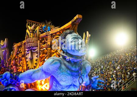 Mitglied einer Samba-Schule treten am 24. April 2022 bei der Marques de Sapucai Sambadrome während der Carnival Parade 2022 in Rio de Janeiro, Brasilien, auf. (Foto von Andre Borges/NurPhoto) Stockfoto