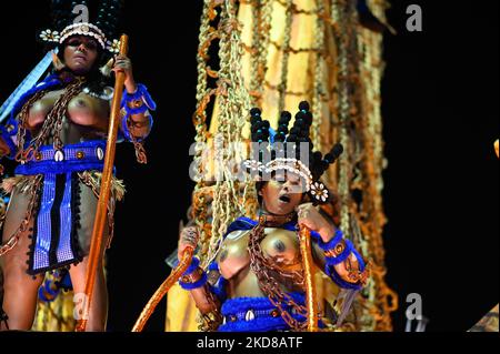 Mitglied einer Samba-Schule treten am 24. April 2022 bei der Marques de Sapucai Sambadrome während der Carnival Parade 2022 in Rio de Janeiro, Brasilien, auf. (Foto von Andre Borges/NurPhoto) Stockfoto