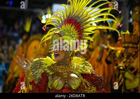 Ein Mitglied der Unidos da Tijuca Samba School treten am 24. April 2022 bei der Karnevalsparade 2022 in Rio de Janeiro, Brasilien, im Marques de Sapucai Sambadrome auf. (Foto von Andre Borges/NurPhoto) Stockfoto