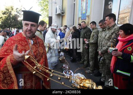 Ein ukrainischer Priester segnet Gläubige während der orthodoxen Osterzeit, während der russischen Invasion in der Ukraine, in der Kathedrale der Geburt Christi der orthodoxen Kirche der Ukraine in Odesa, Ukraine, 24. April 2022 mit Körben mit Osterkuchen und bemalten Eiern. Orthodoxe Christen feiern Ostern am 24.. April. (Foto von STR/NurPhoto) Stockfoto