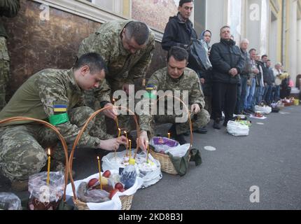 Ukrainische Gläubige mit Körben mit Ostergebäck und bemalten Eiern warten während der orthodoxen Osterzeit, inmitten der russischen Invasion in der Ukraine, in der Geburtskathedrale Christi der orthodoxen Kirche der Ukraine in Odesa, Ukraine, 24. April 2022, auf den Segen. Orthodoxe Christen feiern Ostern am 24.. April. (Foto von STR/NurPhoto) Stockfoto