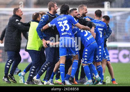 Die Spieler des FC Empoli feiern den Sieg beim spiel der italienischen Fußballserie A Empoli FC gegen SSC Napoli am 24. April 2022 im Stadion Carlo Castellani in Empoli, Italien (Foto: Lisa Guglielmi/LiveMedia/NurPhoto) Stockfoto