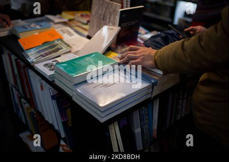 Buchkäufer sehen die neuesten Ausgaben ihrer bevorzugten literarischen Genres am ersten Sonntag der Internationalen Buchmesse „FILBO“ in Bogota, Kolumbien, am 24. April 2022. (Foto von Sebastian Barros/NurPhoto) Stockfoto