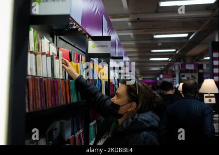 Buchkäufer sehen die neuesten Ausgaben ihrer bevorzugten literarischen Genres am ersten Sonntag der Internationalen Buchmesse „FILBO“ in Bogota, Kolumbien, am 24. April 2022. (Foto von Sebastian Barros/NurPhoto) Stockfoto