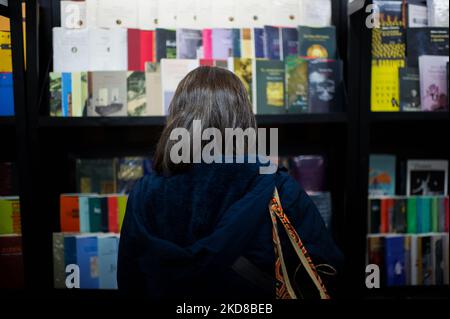 Buchkäufer sehen die neuesten Ausgaben ihrer bevorzugten literarischen Genres am ersten Sonntag der Internationalen Buchmesse „FILBO“ in Bogota, Kolumbien, am 24. April 2022. (Foto von Sebastian Barros/NurPhoto) Stockfoto