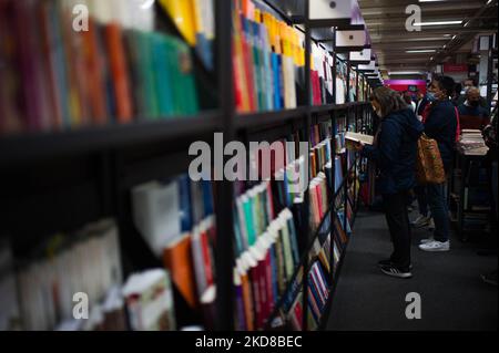 Buchkäufer sehen die neuesten Ausgaben ihrer bevorzugten literarischen Genres am ersten Sonntag der Internationalen Buchmesse „FILBO“ in Bogota, Kolumbien, am 24. April 2022. (Foto von Sebastian Barros/NurPhoto) Stockfoto