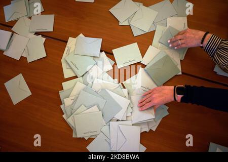 Die Menschen beginnen, Stimmzettel zu zählen. Die Stimmzettel in einem Wahllokal in Toulouse zählen. Bei der französischen Präsidentschaftswahl 2. kam Emmanuel Macron (amtierender Präsident - LREM, rechts) gegen Marine Le Pen (RN, extreme Rechte) ins Rennen. Mit der Schließung der Wahllokale gehen die ersten Schätzungen an den Draht, Macron wird mit 58% der Stimmen wiedergewählt und Marine Le PEN hat 42%. Danach gingen einige Leute auf die Straße, weil sie weder Macron noch Le Pen wollten. Toulouse. April 24. 2022. (Foto von Alain Pitton/NurPhoto) Stockfoto