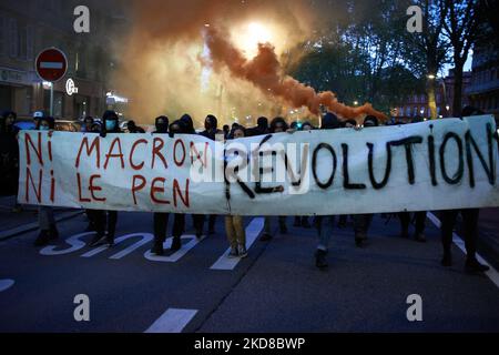 Auf dem Transparent steht "weder Macron noch Le Pen Revolution" während des Protestes nach der ersten Schätzung der Wahl. Die Stimmzettel in einem Wahllokal in Toulouse zählen. Bei der französischen Präsidentschaftswahl 2. kam Emmanuel Macron (amtierender Präsident - LREM, rechts) gegen Marine Le Pen (RN, extreme Rechte) ins Rennen. Mit der Schließung der Wahllokale gehen die ersten Schätzungen an den Draht, Macron wird mit 58% der Stimmen wiedergewählt und Marine Le PEN hat 42%. Danach gingen einige Leute auf die Straße, weil sie weder Macron noch Le Pen wollten. Toulouse. April 24. 2022. (Foto von Alain Pitton/ Stockfoto