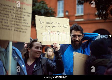 Eine Frau hält einen Karton mit der Aufschrift „Keine Sorge, wir werden in den nächsten fünf Jahren auf der Straße sein“. Die Stimmzettel in einem Wahllokal in Toulouse zählen. Bei der französischen Präsidentschaftswahl 2. kam Emmanuel Macron (amtierender Präsident - LREM, rechts) gegen Marine Le Pen (RN, extreme Rechte) ins Rennen. Mit der Schließung der Wahllokale gehen die ersten Schätzungen an den Draht, Macron wird mit 58% der Stimmen wiedergewählt und Marine Le PEN hat 42%. Danach gingen einige Leute auf die Straße, weil sie weder Macron noch Le Pen wollten. Toulouse. April 24. 2022. (Foto von Alain Pitton/NurPhoto) Stockfoto