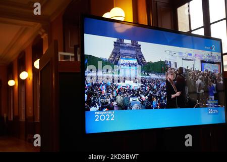 Im Presseraum des Capitole (Rathaus von Toulouse) wird das Fernsehen die ersten Schätzungen annouce. Die Stimmzettel in einem Wahllokal in Toulouse zählen. Bei der französischen Präsidentschaftswahl 2. kam Emmanuel Macron (amtierender Präsident - LREM, rechts) gegen Marine Le Pen (RN, extreme Rechte) ins Rennen. Mit der Schließung der Wahllokale gehen die ersten Schätzungen an den Draht, Macron wird mit 58% der Stimmen wiedergewählt und Marine Le PEN hat 42%. Danach gingen einige Leute auf die Straße, weil sie weder Macron noch Le Pen wollten. Toulouse. April 24. 2022. (Foto von Alain Pitton/NurPhoto) Stockfoto