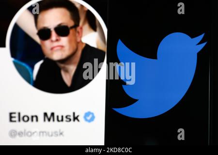 Das Twitter-Logo auf einem Telefonbildschirm und Elon Musks Twitter-Account auf einem Bildschirm im Hintergrund sind auf diesem Illustrationsfoto zu sehen, das am 24. April 2022 in Polen aufgenommen wurde. (Foto-Illustration von Jakub Porzycki/NurPhoto) Stockfoto