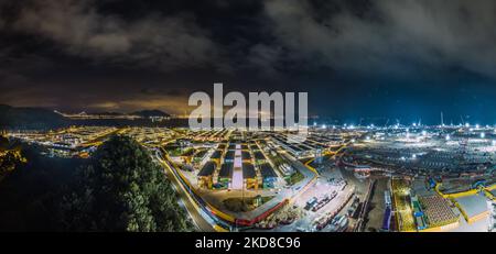 Hong Kong, China, 24. April 2022, Ein Drohnenpanorama der Penny Bay's Community Isolation Facility in der Nacht. Ganz rechts werden die Arbeiten an der Erweiterung von Penny's Bay fortgesetzt, selbst wenn die Nacht gefallen ist. (Foto von Marc Fernandes/NurPhoto) Stockfoto