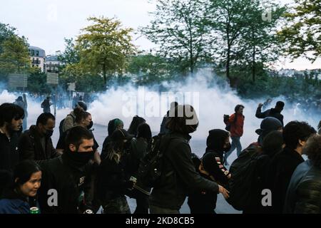 Pariserinnen und Pariserinnen treffen bei einem Protest gegen die Wahl des amtierenden Präsidenten Emmanuel Macron für eine zweite fünfjährige Amtszeit am 24. April 2022 in Paris auf die Bereitschaftspolizei. Emmanuel Macron und Marine Le Pen haben sich beide am Sonntag, dem 10.. April, für die zweite Runde der Präsidentschaftswahlen 2022 in Frankreich qualifiziert, die heute, am 24. April, stattfindet. Dies ist das zweite Mal in Folge, dass sich die beiden Kandidaten in der Endrunde der Wahlen gegenübersehen. (Foto von Jerome Gilles/NurPhoto) Stockfoto