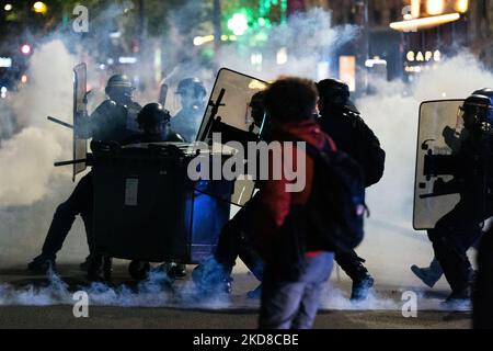 Pariserinnen und Pariserinnen treffen bei einem Protest gegen die Wahl des amtierenden Präsidenten Emmanuel Macron für eine zweite fünfjährige Amtszeit am 24. April 2022 in Paris auf die Bereitschaftspolizei. Emmanuel Macron und Marine Le Pen haben sich beide am Sonntag, dem 10.. April, für die zweite Runde der Präsidentschaftswahlen 2022 in Frankreich qualifiziert, die heute, am 24. April, stattfindet. Dies ist das zweite Mal in Folge, dass sich die beiden Kandidaten in der Endrunde der Wahlen gegenübersehen. (Foto von Jerome Gilles/NurPhoto) Stockfoto