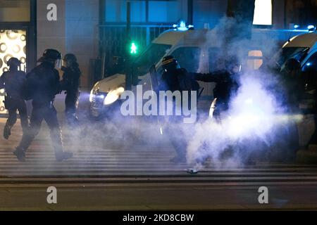 Pariserinnen und Pariserinnen treffen bei einem Protest gegen die Wahl des amtierenden Präsidenten Emmanuel Macron für eine zweite fünfjährige Amtszeit am 24. April 2022 in Paris auf die Bereitschaftspolizei. Emmanuel Macron und Marine Le Pen haben sich beide am Sonntag, dem 10.. April, für die zweite Runde der Präsidentschaftswahlen 2022 in Frankreich qualifiziert, die heute, am 24. April, stattfindet. Dies ist das zweite Mal in Folge, dass sich die beiden Kandidaten in der Endrunde der Wahlen gegenübersehen. (Foto von Jerome Gilles/NurPhoto) Stockfoto