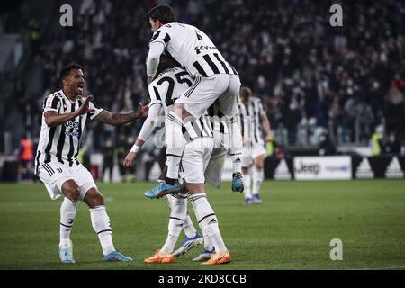 Juventus-Mittelfeldspieler Adrien Rabiot (25) feiert den Sieg mit Juventus-Mittelfeldspieler Denis Zakaria (28), Juventus-Stürmer Dusan Vlahovic (7) und Juventus-Verteidiger Danilo (6) nach dem Halbfinalspiel JUVENTUS - FIORENTINA am 20. April 2022 im Allianz-Stadion in Turin, Piemont, Italien. Endergebnis: Juventus-Fiorentina 2-0. (Foto von Matteo Bottanelli/NurPhoto) Stockfoto