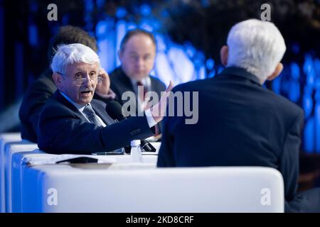 Jerzy Buzek, Mitglied des Europäischen Parlaments, ehemaliger slowakischer Premierminister Mikulas Dzurinda, während des Europäischen Wirtschaftskongresses am 25. April 2022 in Katowice, Polen (Foto: Mateusz Wlodarczyk/NurPhoto) Stockfoto