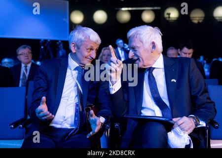 Jerzy Buzek, Mitglied des Europäischen Parlaments, und Mikulas Dzurinda, ehemaliger Premierminister der Slowakei, während des Europäischen Wirtschaftskongresses in Katowice, Polen, am 25. April 2022 (Foto: Mateusz Wlodarczyk/NurPhoto) Stockfoto