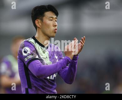 London, England - APRIL 23: Son Heung-Min von Tottenham Hotspur klatscht nach der Premier League zwischen Brentford und Tottenham Hotspur am 23.. April 2022 im Brentford Community Stadium in London, England (Foto by Action Foto Sport/NurPhoto) Stockfoto