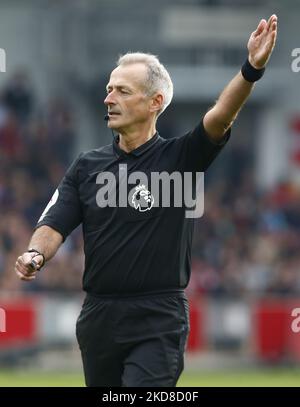 London, England - APRIL 23: Schiedsrichter Martin Atkinson während der Premier League zwischen Brentford und Tottenham Hotspur im Brentford Community Stadium, London, England am 23.. April 2022 (Foto by Action Foto Sport/NurPhoto) Stockfoto