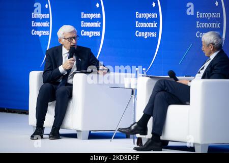 Jerzy Buzek, Mitglied des Europäischen Parlaments, ehemaliger slowakischer Premierminister Mikulas Dzurinda, während des Europäischen Wirtschaftskongresses am 25. April 2022 in Katowice, Polen (Foto: Mateusz Wlodarczyk/NurPhoto) Stockfoto